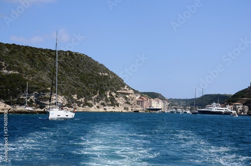 Corse  Tour en bateau dans les eaux autour du fort de Bonifacio
