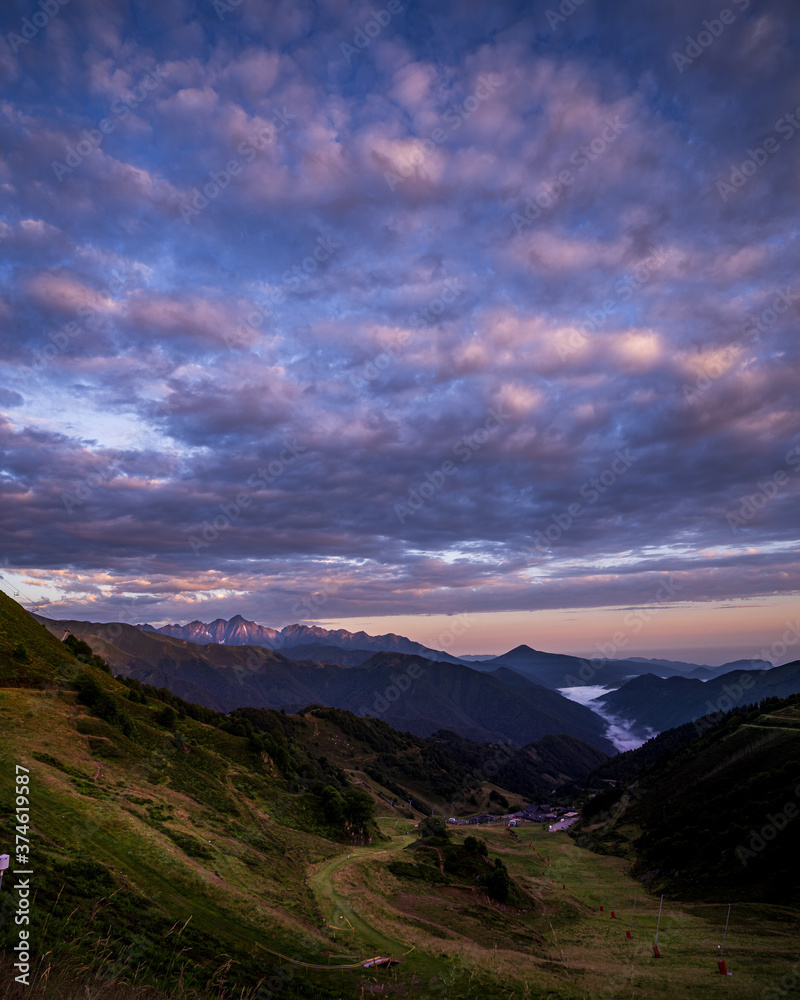 Lever de soleil mer de nuages au dessus de Guzet Pyrénées 
