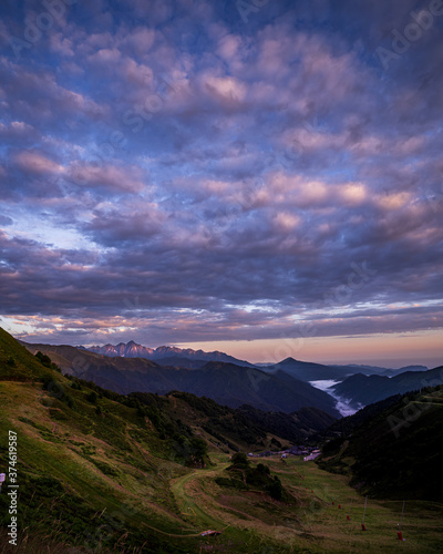 Lever de soleil mer de nuages au dessus de Guzet Pyrénées 