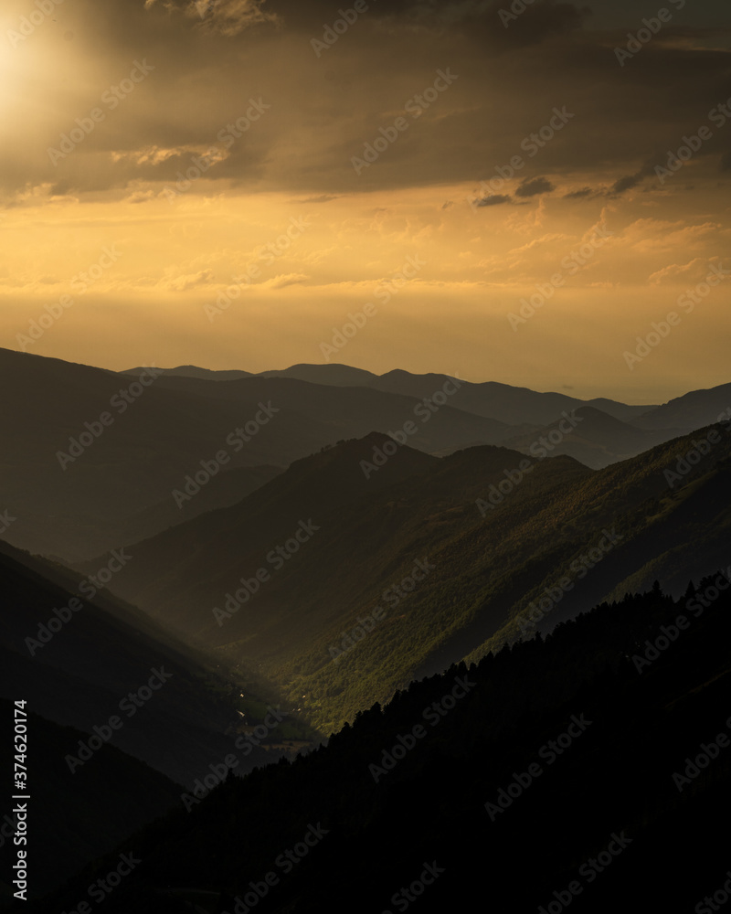 Vallée des Pyrénées au coucher du soleil forêts ariégeoises