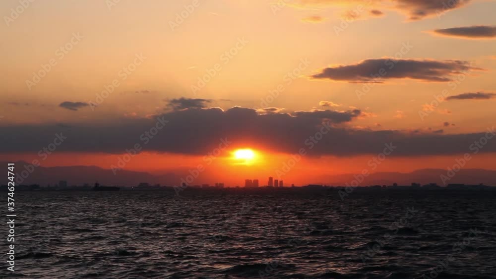 夕焼けの海に浮かぶ東京 夕焼けの海に浮かぶ東京