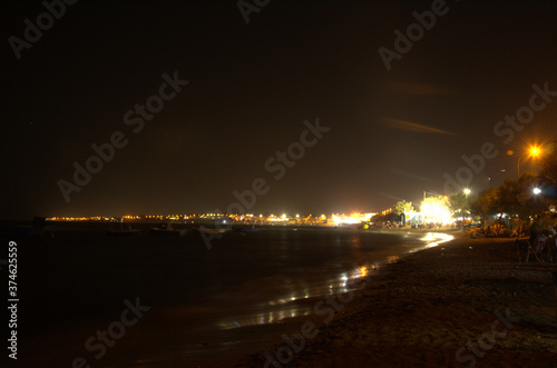 Tratto di costa italiana fotografato di notte.