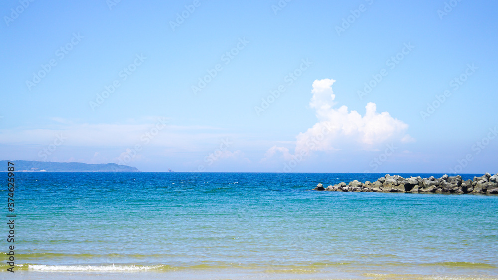 Fototapeta premium 夏の青空と青い海と防波堤