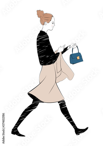 時間を気にしながらお出かけする若い女性