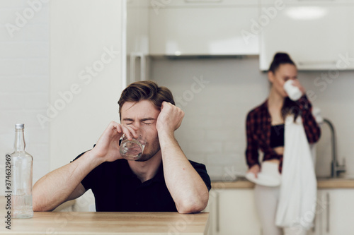 Foto Drinking problem drunk man in a young family