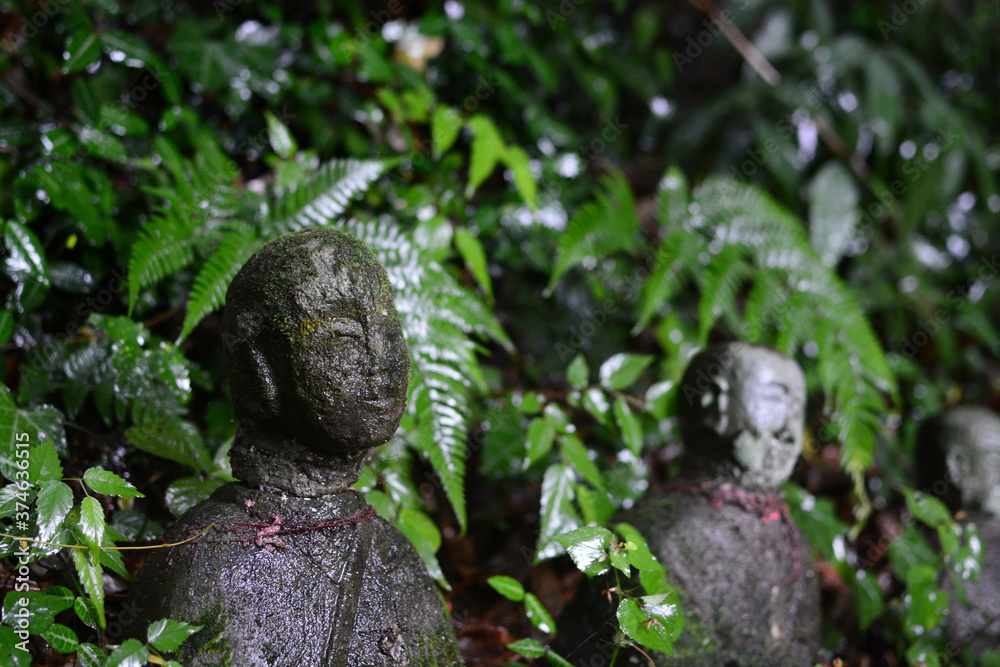 Obraz premium 登山道にあるお地蔵様