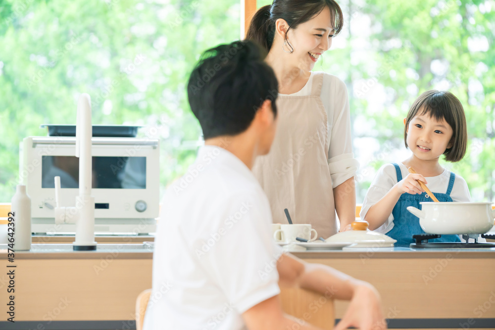 Obraz premium 料理する親子 子育てイメージ