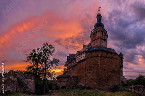 Obraz na płótnie Sonnenuntergang hinter Burg Falkenstein w salonie