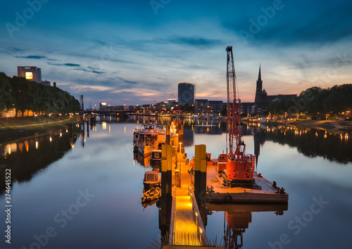 Ein Kran auf einem Dock auf der Weser in Bremen.