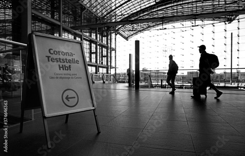 Wegweiser zu Corona-Teststelle Berlin Hauptbahnhof