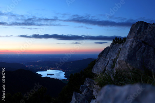 Blick auf den Schliersee vom Brecherspitz aus an einem Sommerabend