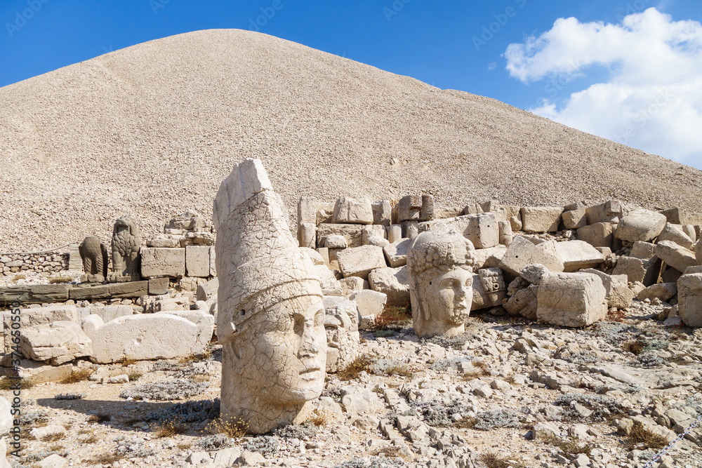 Foto de Heads of ancient statues of Apollo & Tyche, fallen from its ...