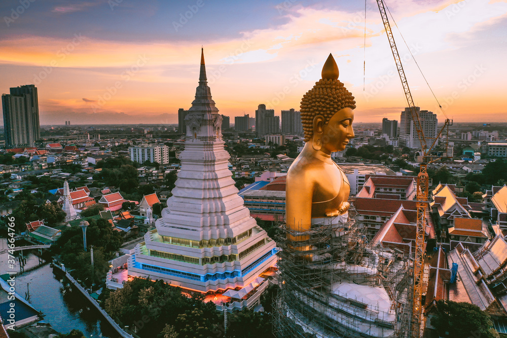 Obraz premium Aerial view of Wat Paknam Bhasicharoen, a temple, pagoda and Buddha statue in Bangkok Thailand