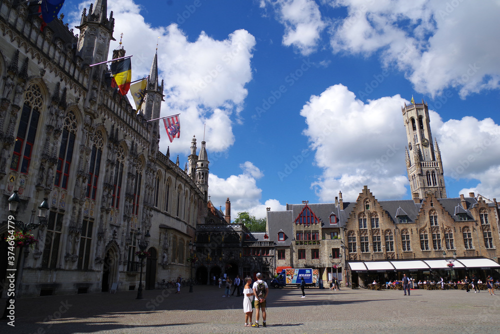 Obraz premium Vue de Bruges surplombée par son beffroi