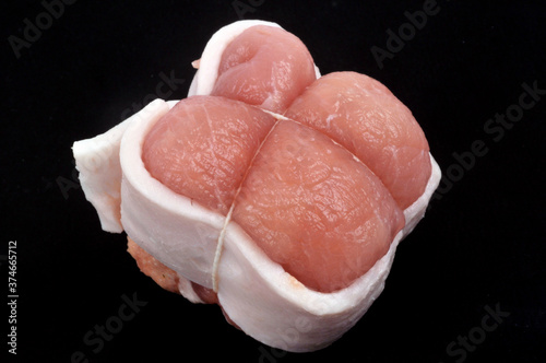 Cuadro en lienzo Paupiette de veau  crue en gros plan sur fond noir