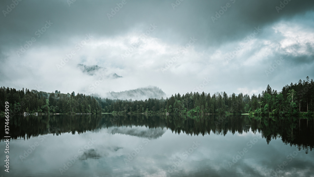 Fototapeta premium Epische Stimmung mit Morgennebel am Hintersee im Berchtesgadener Land.