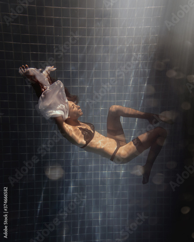 Obraz na płótnie underwater girl in swimming pool w salonie
