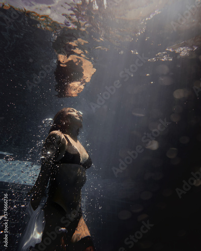 Obraz na płótnie underwater girl in swimming pool w salonie