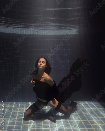 Obraz na płótnie underwater girl in swimming pool w salonie