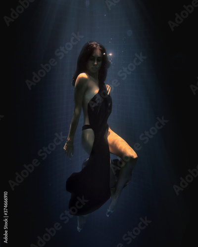 Obraz na płótnie underwater girl in swimming pool w salonie