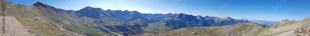 Panoramique : chaine de montagne alpine