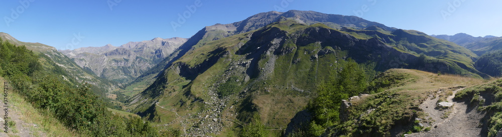 Panoramique : éboulis dans la montagne alpine