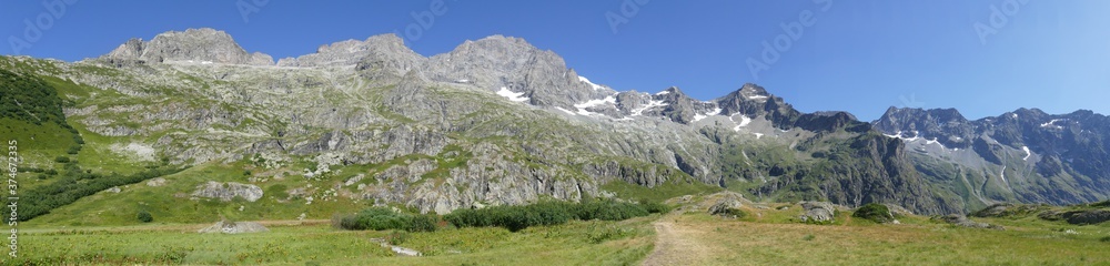 Panoramique : chaine de la montagne alpine 