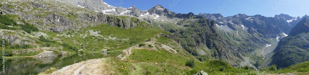 Panoramique : la montagne alpine