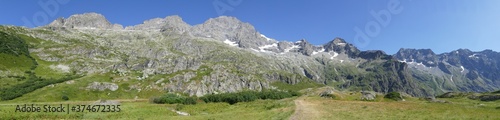 Panoramique : chaine de la montagne alpine 