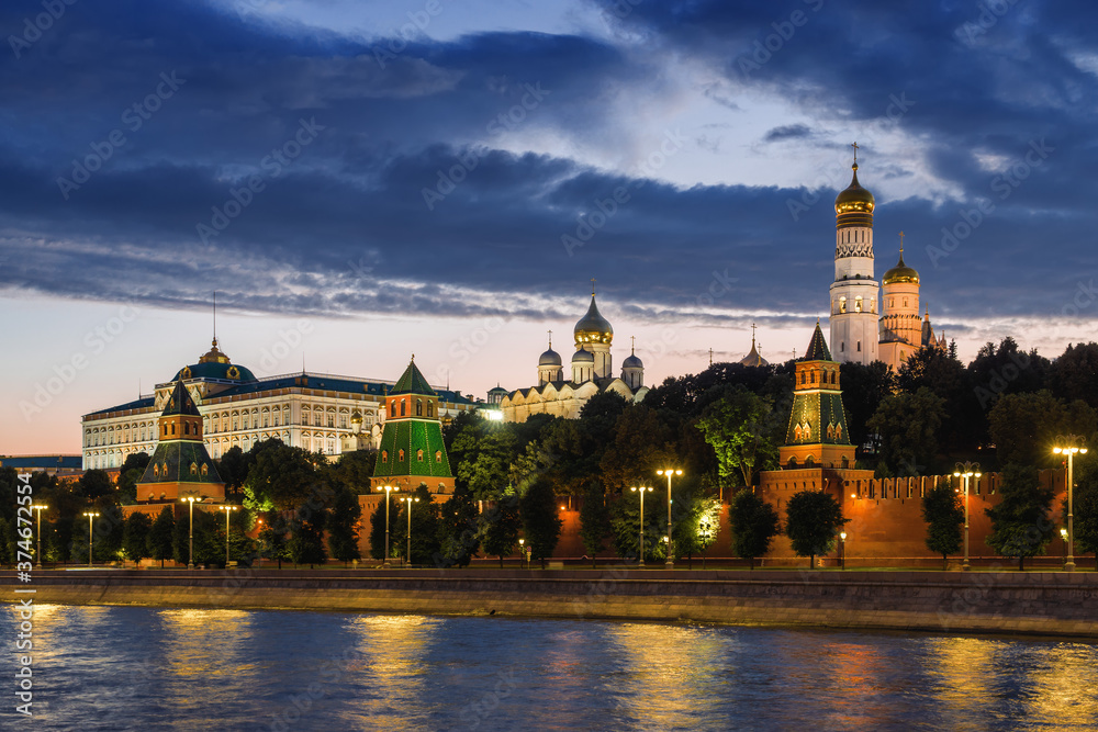 Obraz premium Sunset view of Moscow Kremlin above the Moscow river, Russia.
