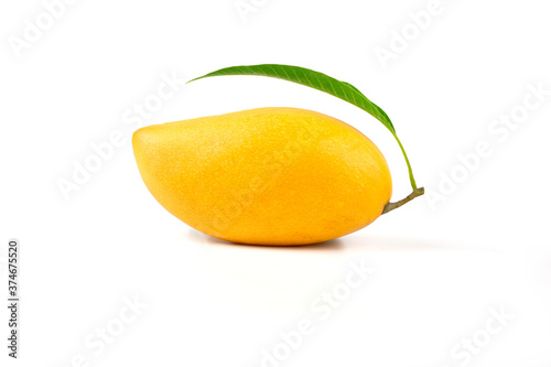 Obraz na płótnie Ripe mango with green leaf isolated white background