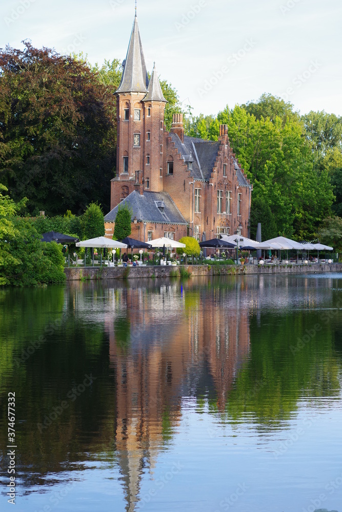 Obraz premium Château au bord du Minnewater au crépuscule