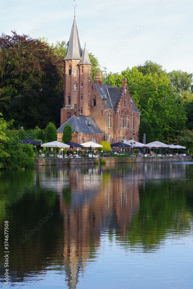 Château au bord du Minnewater au crépuscule