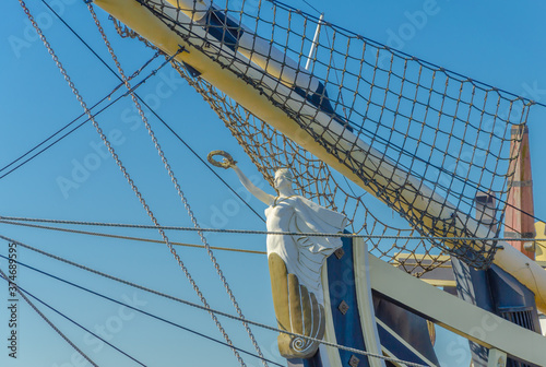 Photo The figure of a woman on the bow of an ancient sailboat.