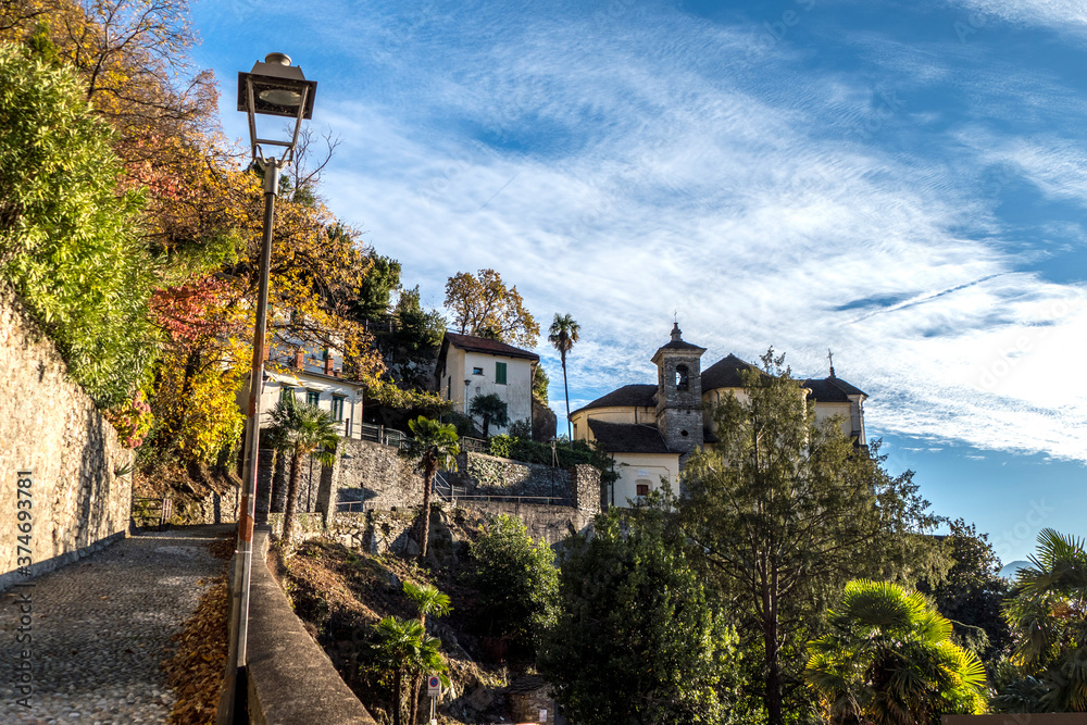 Obraz premium Foliage in Maccagno with a beautiful church