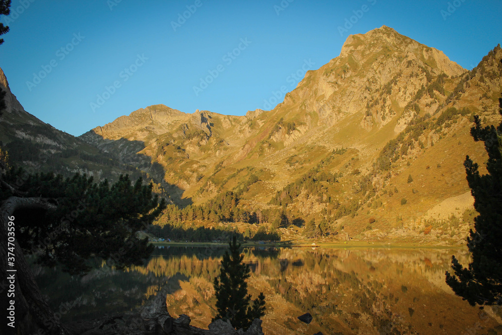 Paysage des Pyrénées au Le lac du laurenti en ariège Stock-Foto | Adobe ...
