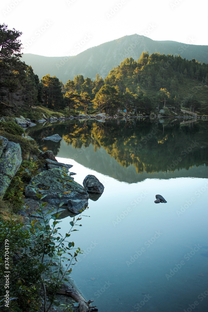 Paysage des Pyrénées au Le lac du laurenti en ariège Stock Photo ...