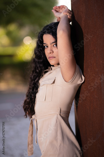 Mujer posando sobre una columna