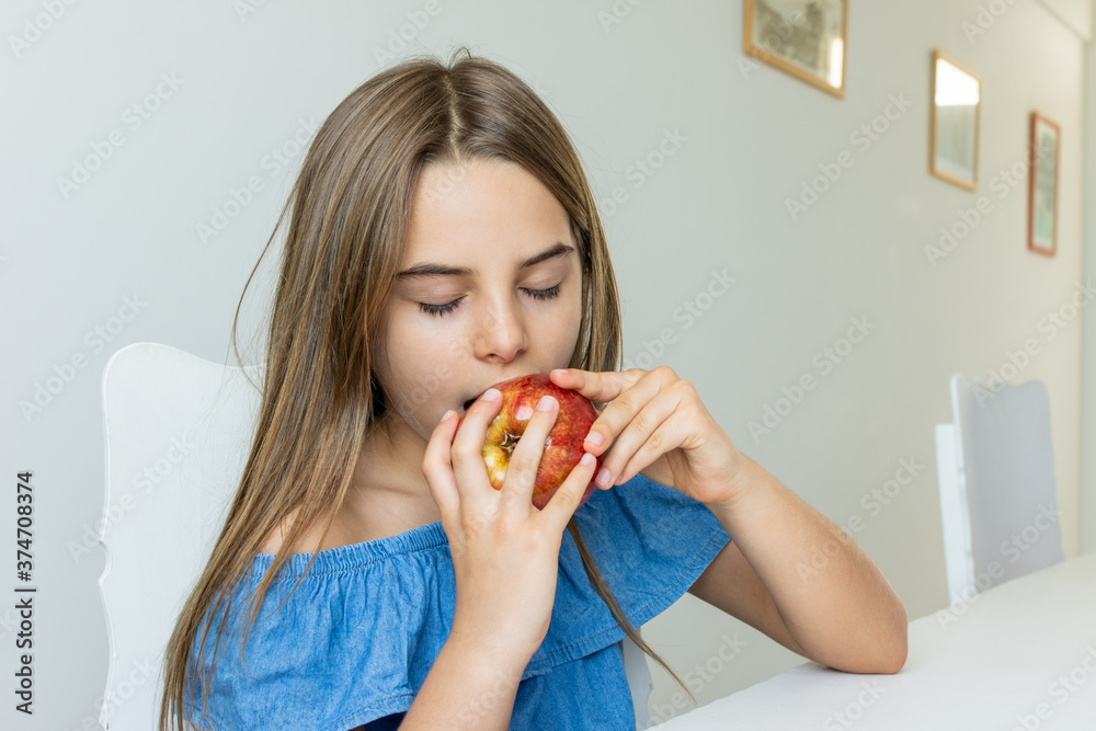Menina se alimenta de fruta maça saudavel