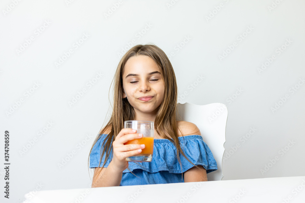 Criança tomando suco de fruta saboroso Criança tomando suco de fruta saboroso