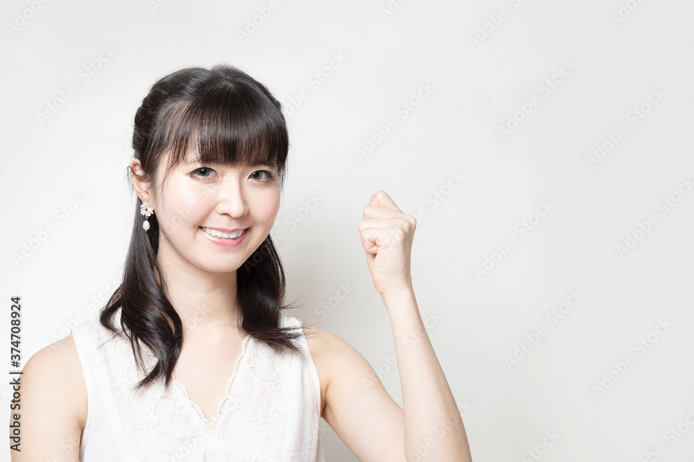 笑顔でガッツポーズする女性 笑顔でガッツポーズする女性