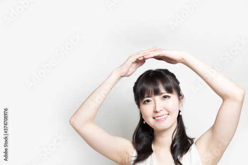 両手で丸を作る笑顔の女性