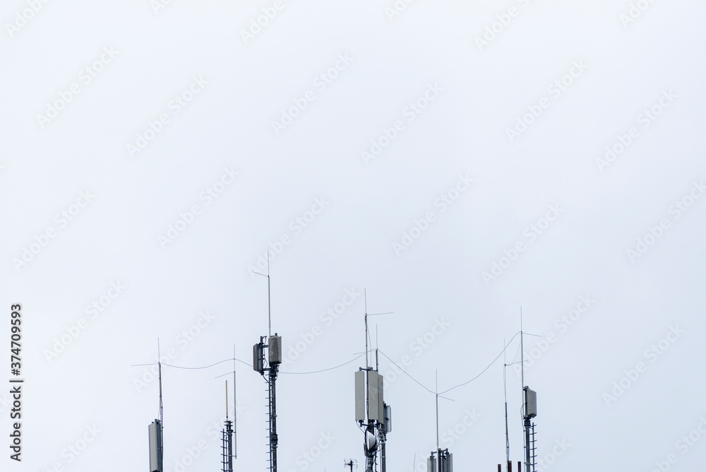 Mobilfunkantennen auf einem Dach