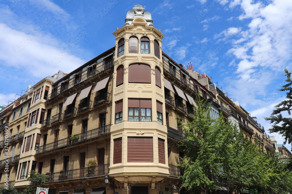 Façade d'immeuble à l'érchitecture traditionnelle dans Saint Sébastien, ville de Saint Sébastien, Espagne