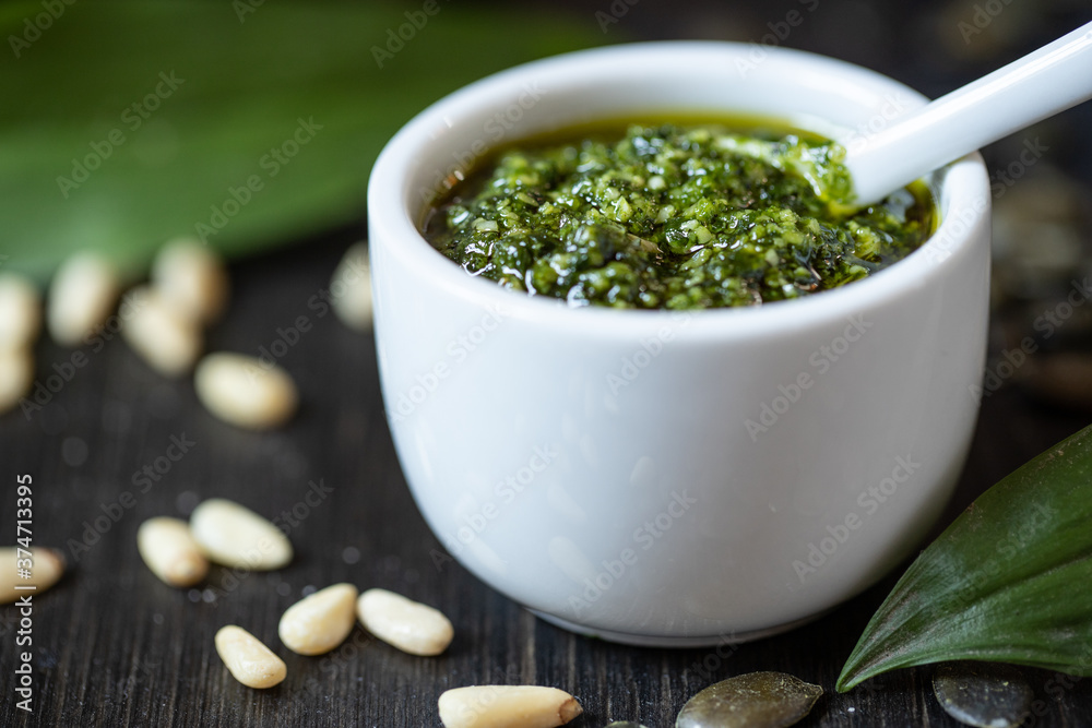 selbstgemachtes grünes Pesto aus Bärlauch, Öl, Knoblauch und Pinienkerne für Nudeln selbstgemachtes grünes Pesto aus Bärlauch, Öl, Knoblauch und Pinienkerne für Nudeln