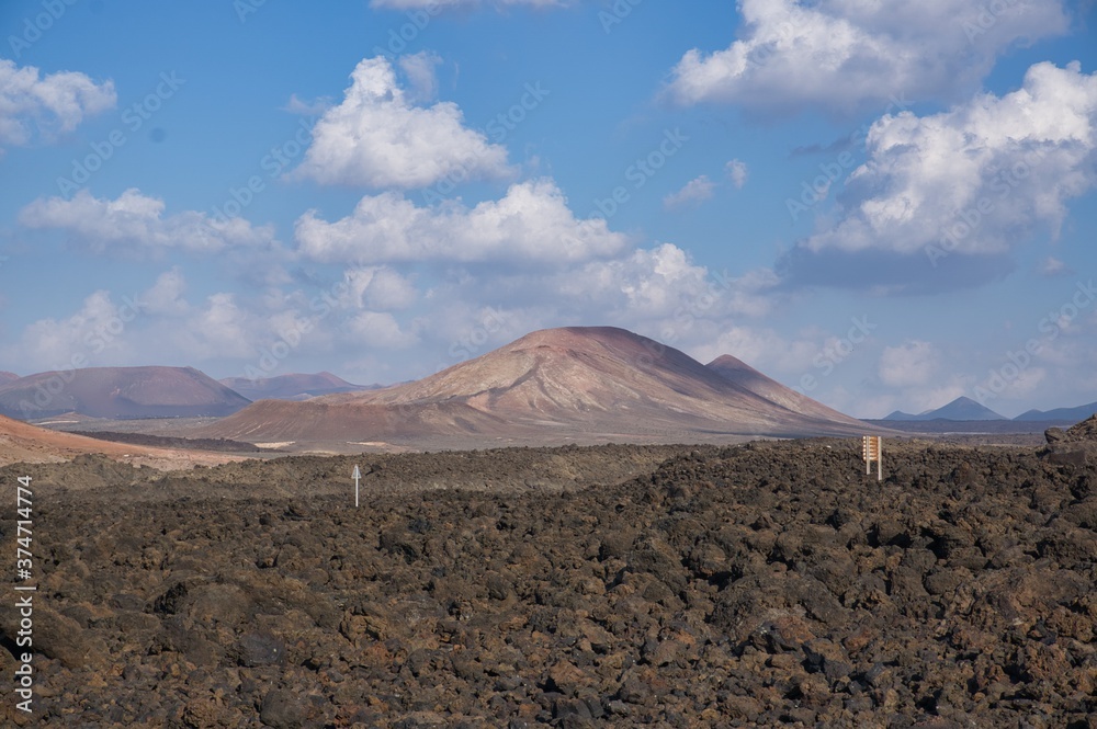 Paisajes de montañas volcánicas en Lanzarote 