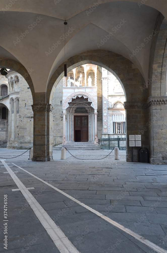 Bergamo, Basilica di Santa Maria Maggiore, Piazza Duomo, esterni uno