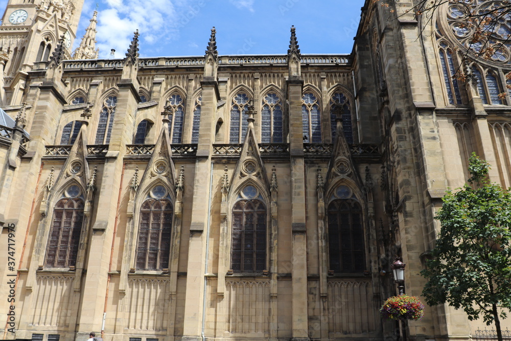 Fototapeta premium La cathédrale du bon pasteur dans Saint Sébastien vue de l'extérieur, ville de Saint Sébastien, Espagne