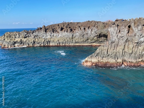 Ancantilados sobre el oceano, en Lanzarote