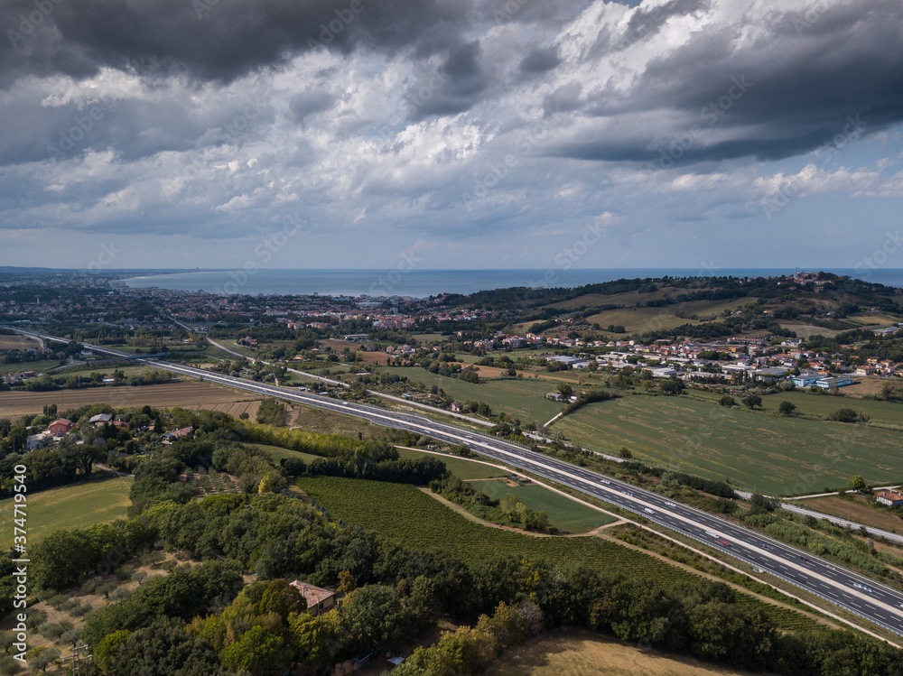vista aerea della autostrada A14 immersa nelle colline che congiunge le Marche con  l'Emilia Romagna